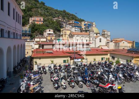 Motorradparkplätze in Cetara, die Anzahl der Motorräder, die es an der Amalfiküste gibt, ist unglaublich. Italien Stockfoto