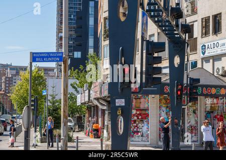 Eine Kreuzung mit Ampeln am Bill Clinton Boulevard, einer Hauptstraße in der Stadt Pristina, Kosovo, ehemaliges Jugoslawien. An einem sonnigen Sommertag. Stockfoto