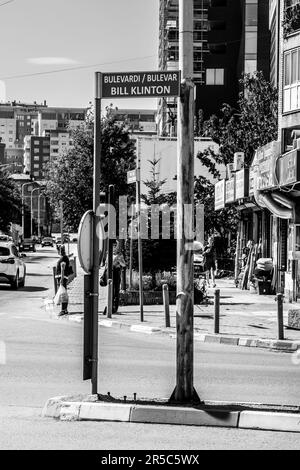 Eine Kreuzung mit Ampeln am Bill Clinton Boulevard, einer Hauptstraße in der Stadt Pristina, Kosovo, ehemaliges Jugoslawien. An einem sonnigen Sommertag. Stockfoto