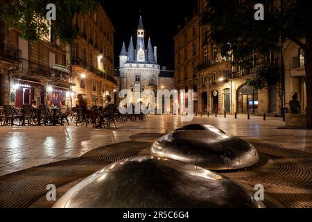 Nachtblick auf Porte Cailhau oder Porte du Palais. Das ehemalige Stadttor der Stadt Bordeaux in Frankreich. Eine der wichtigsten Touristenattraktionen von t Stockfoto