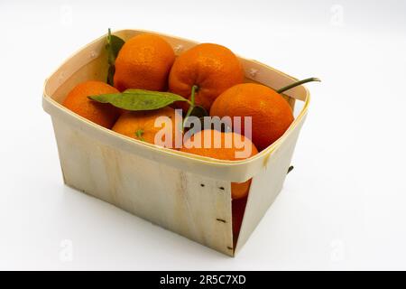 Frische Mandarinen in einer Holzkiste Stockfoto