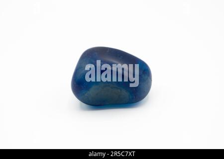 Blauer Achatstein isoliert auf weißem Hintergrund Stockfoto