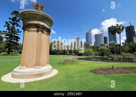 664 das Lysikrates Choragic Monument auf dem Rasen 39 des Royal Botanic Garden mit den Himmelstürmen im CBD im Hintergrund. Sydney-Australien. Stockfoto