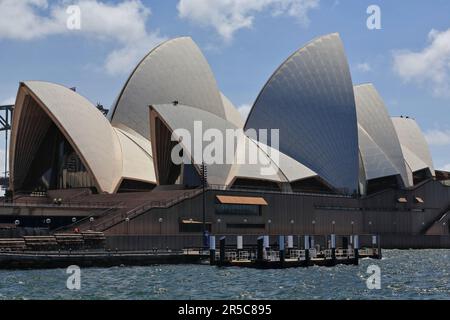 667 Blick vom SE-Tor Queen Elizabeth II, königlicher Botanischer Garten, auf das Opernhaus unter intensiver Überwachung. Sydney-Australien. Stockfoto