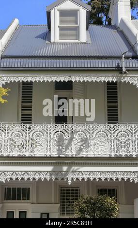 677 Jahre Fassade eines viktorianischen filigranen Terrassenhauses mit Studentenfenster auf der Barcom Ave., Darlinghurst. Sydney-Australien. Stockfoto