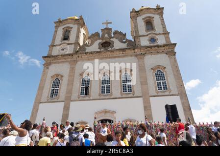 Eine Kirche im alten europäischen Stil mit weißer Zierarchitektur steht hoch und stolz vor einer großen Menschenmenge von Zuschauern Stockfoto