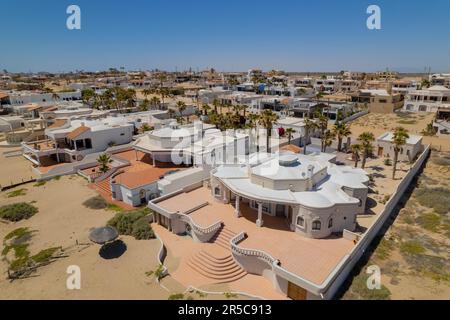 Blick aus der Vogelperspektive auf Las Conchas Puerto Penasco, Mexiko, mit großen Gebäuden Stockfoto