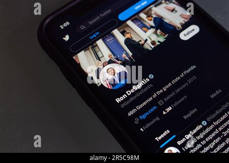 Ron DeSantis Twitter-Konto 7seen auf einem iPhone-Bildschirm. Ronald Dion DeSantis ist ein US-amerikanischer Politiker, der seit 2019 als 46. Gouverneur Floridas tätig ist Stockfoto