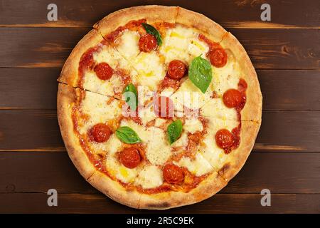 Blick von oben auf Pizza mit Tomatensauce, frischem Mozzarella, Parmesankäse und Basilikum. Stockfoto