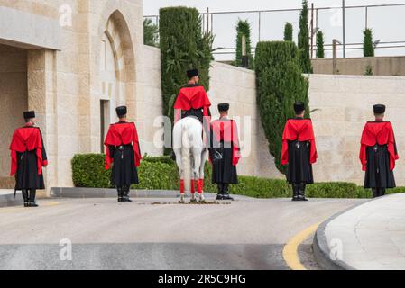 Amman, Jordanien - 1. Juni 2023: Königliche Hochzeit, kaukasische Wachen im Palast Stockfoto