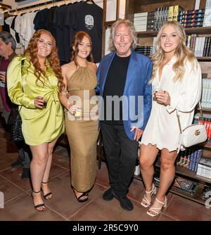 Los Angeles, USA. 01. Juni 2023. Hugh Syme mit Töchtern nimmt an der 2023 Hugh Syme Iconic and Unseen Music Photography Album Art Exhibition in Musichead Gallery, Hollywood, CA Teil 1. Juni 2023 Kredit: Eugene Powers/Alamy Live News Stockfoto