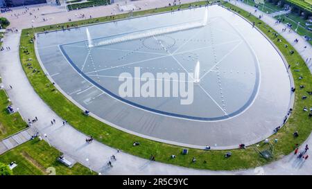 Luftaufnahme über den Multimediasprung von Wroclaw. Leute, die in der Nähe der Centennial Hall zu Fuß gehen (in großer Entfernung). Stockfoto