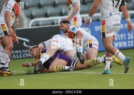 Newcastle, Großbritannien. 02. Juni 2023. Denive Balmforth of Thunder trifft während des BETFRED Championship-Spiels zwischen Newcastle Thunder und Bradford Bulls im Kingston Park, Newcastle, am Freitag, den 2. Juni 2023. (Foto: Chris Lishman | MI News) Kredit: MI News & Sport /Alamy Live News Stockfoto