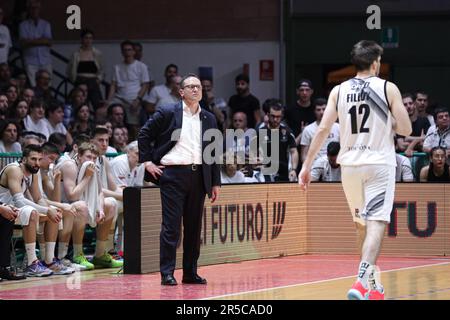 Casale Monferrato, Italien. 02. Juni 2023. PalaEnergica Paolo Ferrari, Casale Monferrato, Italien, 02. Juni 2023, Marco Ramondino (Cheftrainer Bertram Derthona Basket Tortona) während des Playoff - Bertram Derthona Tortona vs Virtus Segafredo Bologna - Italienische Basketball Serie A Championship Credit: Live Media Publishing Group/Alamy Live News Stockfoto