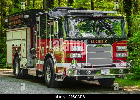 Moderner Feuerwehrwagen. Ich habe auf der Straßenseite geparkt. Rotes Feuerwehrauto. Feuerwehr. Vancouver BC, Kanada, Juni 1,2023. Straßenfoto, niemand, Konzeptfoto Fi Stockfoto