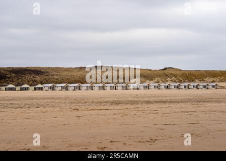 Eine Reihe von Miethölzern am Sandstrand Katwijk, Niederlande Stockfoto