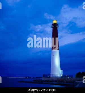 USA, New Jersey, Long Beach Island, Leuchtturm Barnegat (1857/58), Leuchtturm bei Abenddämmerung, Abendstimmung, Nachtstimmung, Barnegat Light, Ocean County Stockfoto
