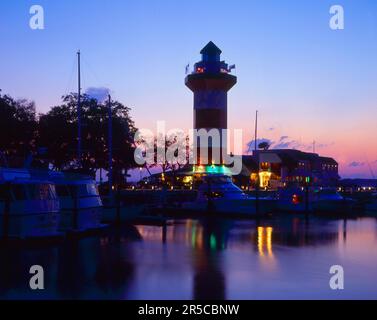 USA, South Carolina, Hilton Head Island, Lighthouse, Harbour Town, Hafenstadt mit Leuchtturm (1970) bei Nacht, Dämmerung, Abendstimmung, Sonnenuntergang Stockfoto