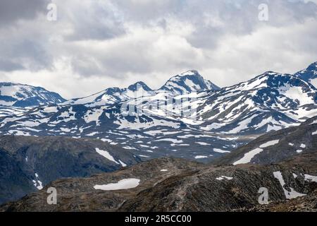 Schneebedeckte Berggipfel, Besseggen Wanderung, Ridge Walk, Jotunheimen Nationalpark, Vaga, Innlandet, Norwegen Stockfoto