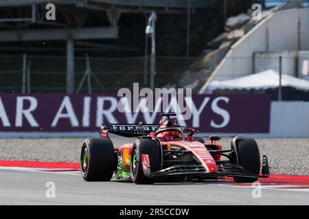 Montmelo, Spanien. 02. Juni 2023. Charles Leclerc vom Ferrari-Team ist beim Training im Vorfeld des Grand Prix F1 von Spanien auf dem Circuit de Barcelona-Catalunya am 02. Juni 2023 in Barcelona, Spanien, auf Kurs. Kredit: DAX Images/Alamy Live News Stockfoto