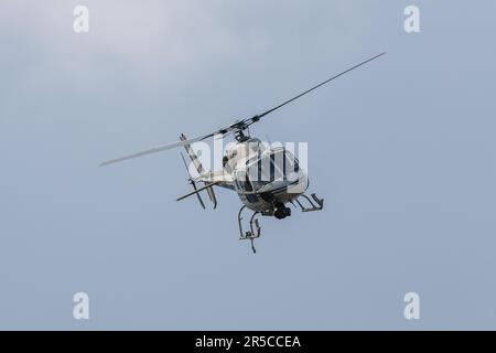 Montmelo, Spanien. 02. Juni 2023. Ein Helikopter während des Trainings vor dem Grand Prix von Spanien F1 auf dem Circuit de Barcelona-Catalunya am 02. Juni 2023 in Barcelona, Spanien. Kredit: DAX Images/Alamy Live News Stockfoto