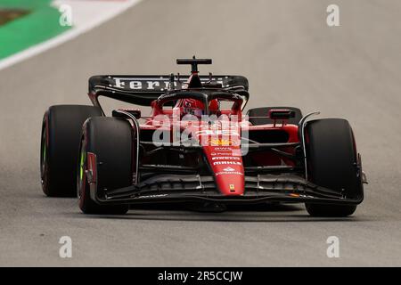 Montmelo, Spanien. 02. Juni 2023. Charles Leclerc vom Ferrari-Team ist beim Training im Vorfeld des Grand Prix F1 von Spanien auf dem Circuit de Barcelona-Catalunya am 02. Juni 2023 in Barcelona, Spanien, auf Kurs. Kredit: DAX Images/Alamy Live News Stockfoto