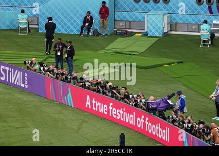 Doha, Katar. 21. November 2022 Fotografen während des Spiels zwischen England und dem Iran. Fifa Weltmeisterschaft Katar 2022, Spiel 3. Stockfoto