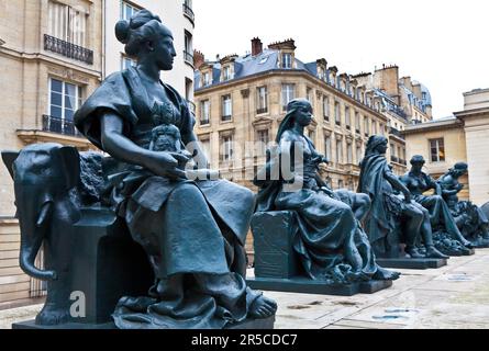 Statuen von sechs Kontinente vor musée d ' Orsay Stockfoto