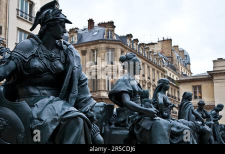 Statuen von sechs Kontinente vor musée d ' Orsay Stockfoto