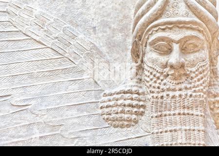 Paris, Frankreich - circa August 2021: Die Kunst der Mesopotamie datiert aus dem Jahr 3500 v. Chr. sollte als Möglichkeit dienen, mächtige Herrscher und ihre Herrscher zu verherrlichen Stockfoto