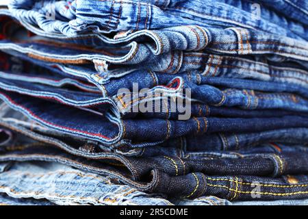 Ein Stapel verschiedener Jeans, Details Stockfoto