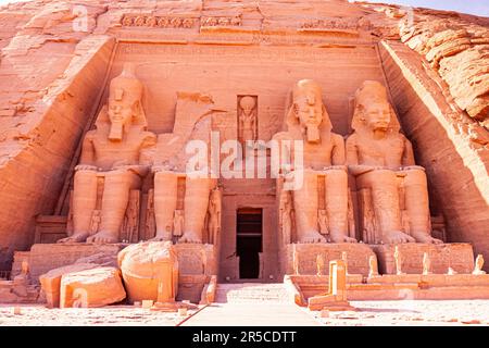 Statue vor dem Großen Tempel von Ramses II in Abu Simbel. Statue des sitzenden Ramses II. Am Felsentempel in Abu Simbel Village, Assuan, Ägypten Stockfoto