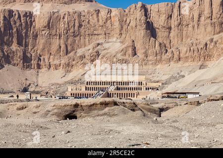 Luxor, Ägypten - 3. Januar 2012 : Hatschepsut-Leichentempel im Tal der Könige in der Thebanischen Nekropolis, Luxor, Oberägypten Stockfoto