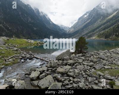 Gaube-See auf Französisch ist Lac de Gaube ein See in den französischen Pyrenäen, im Departement Hautes Pyrenäen, in der Nähe der Stadt Cauterets. Stockfoto