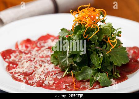 Rindercarpaccio mit rasierte Parmesan-Käse Stockfoto