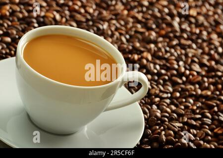 Komposition mit Tasse und Kaffeebohnen Stockfoto