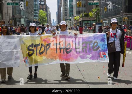 Die 2023. Asiatisch-amerikanische Pacific Islander Heritage Parade in NYC marschiert die 6. Avenue in Midtown Manhattan, NYC hoch. Koalition der asiatisch-pazifischen amerikanischen Gemeinschaft marschiert bei der Parade, Stockfoto