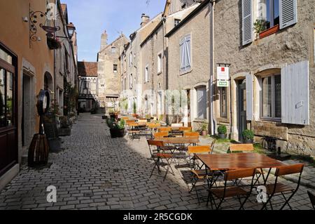 Allee, Noyers, Yonne Department, Avallon, Burgund, Frankreich, Bourgogne, Noyers-sur-Serein Stockfoto