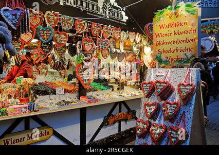 Marktstand mit Süßigkeiten und Lebkuchen, Weihnachtsmarkt, Dortmund, Nordrhein-Westfalen, Deutschland Stockfoto