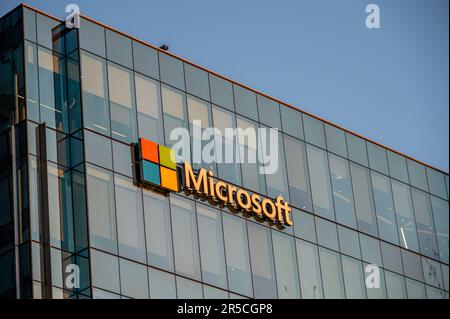 Vancouver, British Columbia - 25. Mai 2023: Microsoft-Logo auf der Seite eines Bürogebäudes bei Sonnenuntergang. Stockfoto