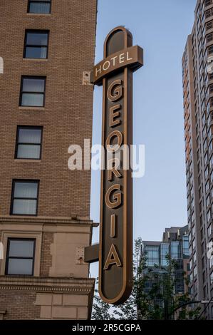 Vancouver, British Columbia - 25. Mai 2023: Beschilderung auf dem Georgia Hotel in Vancouver. Stockfoto