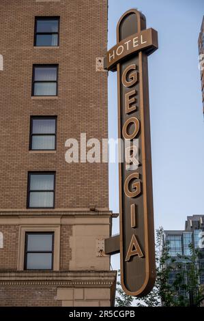 Vancouver, British Columbia - 25. Mai 2023: Beschilderung auf dem Georgia Hotel in Vancouver. Stockfoto