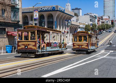 San Francisco, CA, USA - 15. August 2022: Passagiere genießen eine Fahrt in der Seilbahn in San Francisco. Es ist der älteste mechanische öffentliche Nahverkehr in Sa Stockfoto