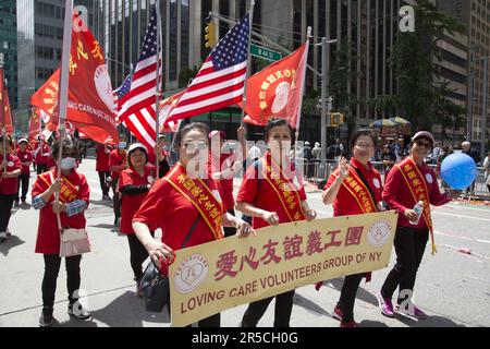 Die 2023 in New York City stattfindende asiatisch-amerikanische Pacific Islander Heritage Parade führt auf die 6. Avenue in Midtown Manhattan, New York City. Stockfoto