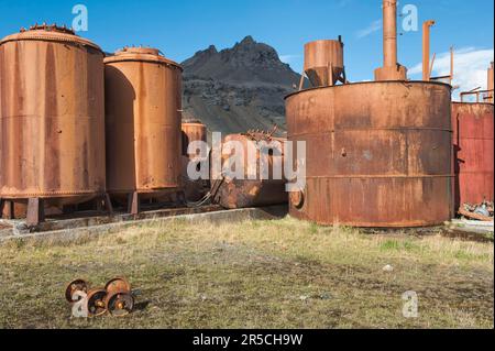 Rostige Metalltanks, eingesetzte Walfangstation, rostiges Walfangschiff, Grytviken, Südgeorgien, Rostig, verrostet, Metalltank, Metalltanks, Tank, Panzer Stockfoto