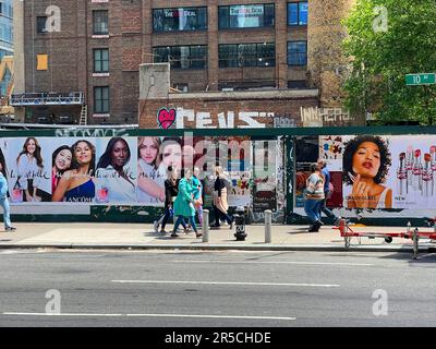 Die Leute gehen entlang der 10. Avenue in Manhattan, New York City. Stockfoto