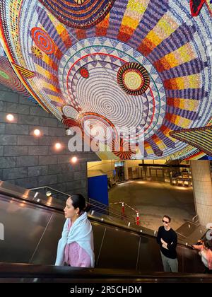 Rolltreppe und Decke mit Mosaikfliesen an der U-Bahn-Station Hudson Yards 7 in der West 34. Street in Manhattan. Eröffnet im September 2015. Die Künstlerin ist Xenobia Bailey. Die mandalaähnlichen Muster werden als „Funktions-Vibrationen“ bezeichnet. Stockfoto