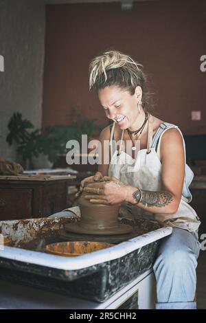 Kreativität ist das einzige, worauf ich nicht verzichten kann. Eine junge Frau, die mit Ton in einem Töpferstudio arbeitet. Stockfoto