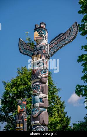 Vancouver, British Columbia - 26. Mai 2023: Totempfähle im wunderschönen Stanley Park, Vancouver. Stockfoto