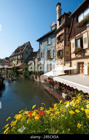 Fachwerkhäuser und Restaurants, Kanal im Quartier des Tanneurs, Tanners' Quarter und in Petite Venise, Little Venice, Altstadt von Colmar Stockfoto